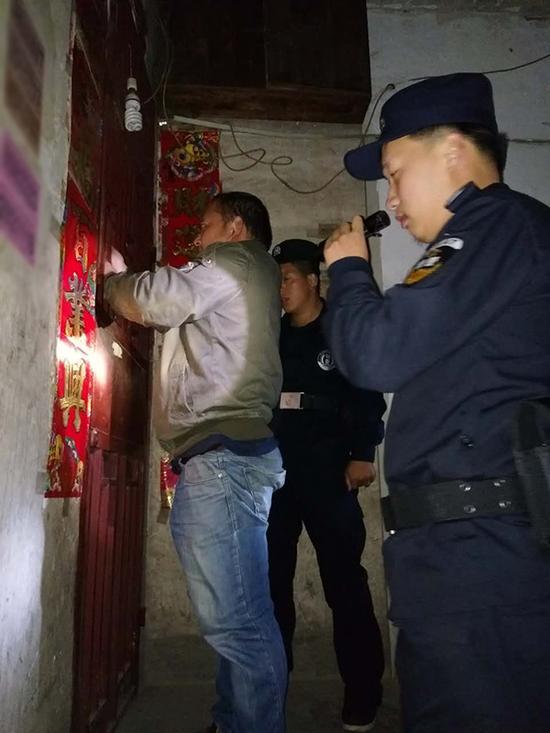 天津粗心妈妈误将幼女锁家中 