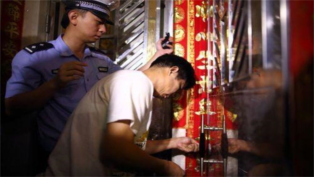 天津请开锁师傅开了锁后，师傅